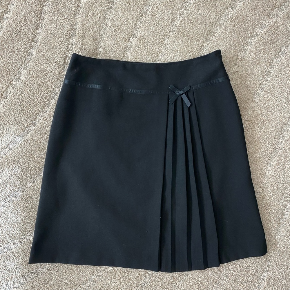 Y2K LOFT black pleated skirt with a bow detailing